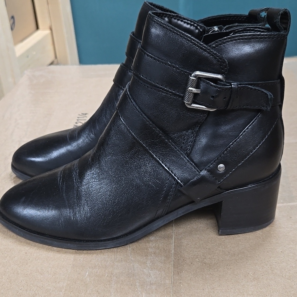 Evolve Easy Spirit Size 7 Black Leather Shore Ankle Boots